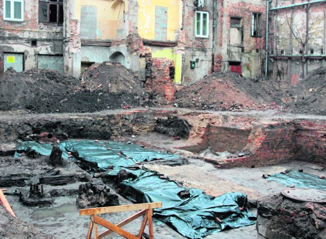 Na pustej działce przy ulicy Szewskiej w Radomiu archeolodzy odkryli kolejne ślady zabudowy Miasta Kazimierzowskiego. Badania potrwają do maja.