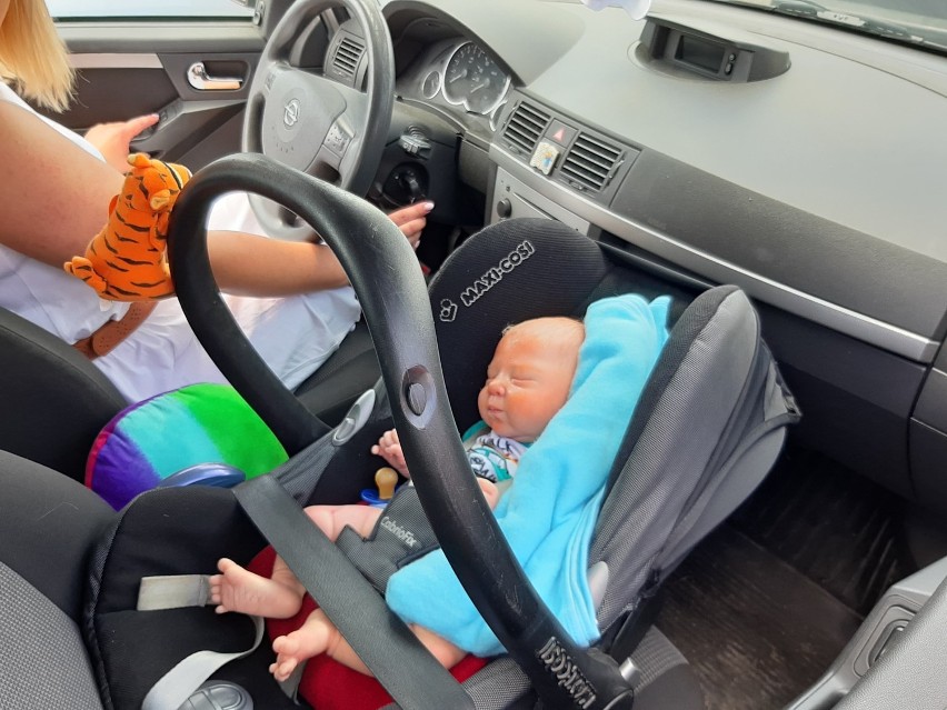 Dziecko zamknięte w samochodzie na parkingu (ZDJĘCIA,WIDEO) 