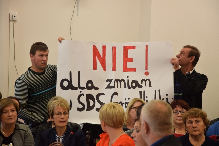 Protest na sesji w Złoczewie w sprawie Środowiskowego Domu Samopomocy w Grójcu Wielkim (zdjęcia)