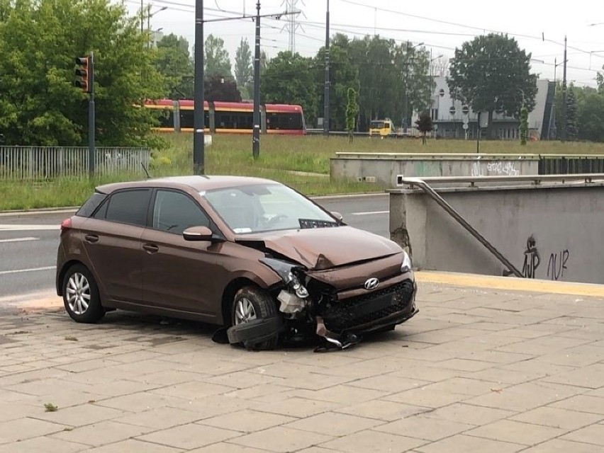 Wypadek na Piłsudskiego. Rozbity hyundai koło stadionu Widzewa. Prawie wjechał do przejścia podziemnego! ZDJĘCIA