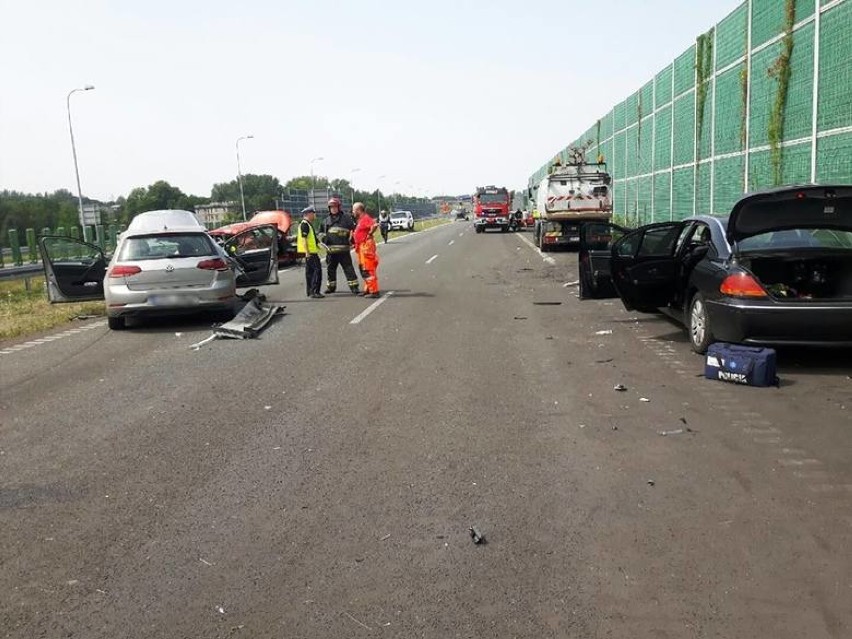 Wypadek na A1 w Piekarach Śląskich [ZDJĘCIA]. Zderzenie samochodów, jedna osoba nie żyje