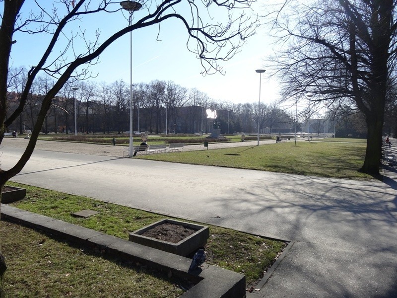 Słoneczny poniedziałek w poznańskich parkach [ZDJĘCIA]