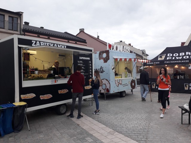 Do Jaworzna na rynek znowu przyjechały food trucki. W ubiegły weekend mogliśmy zjeść różne specjały.

Zobacz kolejne zdjęcia. Przesuń zdjęcia w prawo - wciśnij strzałkę lub przycisk NASTĘPNE