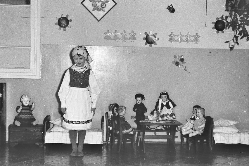Sieradz w latach 60. Przedszkolaki w strojach ludowych