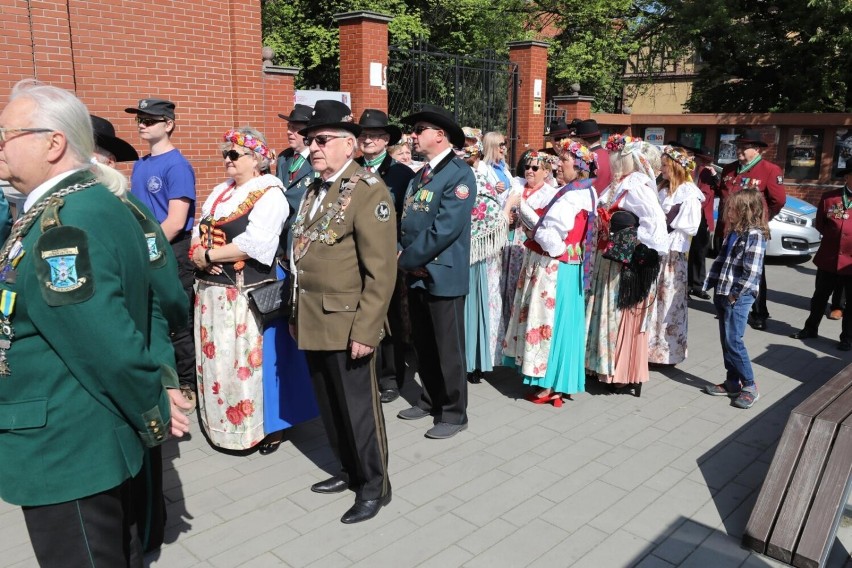 Zobacz kolejne zdjęcia. Przesuwaj zdjęcia w prawo - naciśnij...