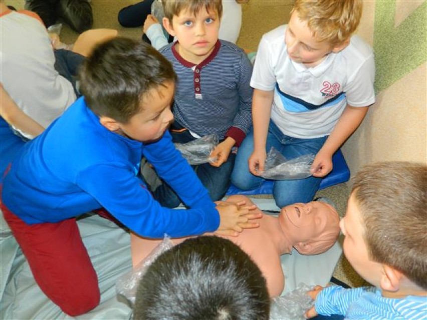 Uczniowie z Siedlca Dużego bili rekord w wykonywaniu resuscytacji krążeniowo-oddechowej
