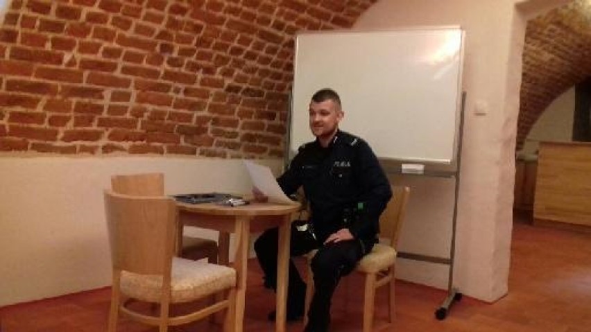Policjanci spotkali się ze słuchaczami UTW w Poddębicach