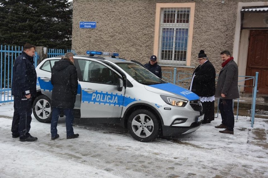 Radiowóz dla strzegomskiej policji. Nowego opla poświęcił proboszcz