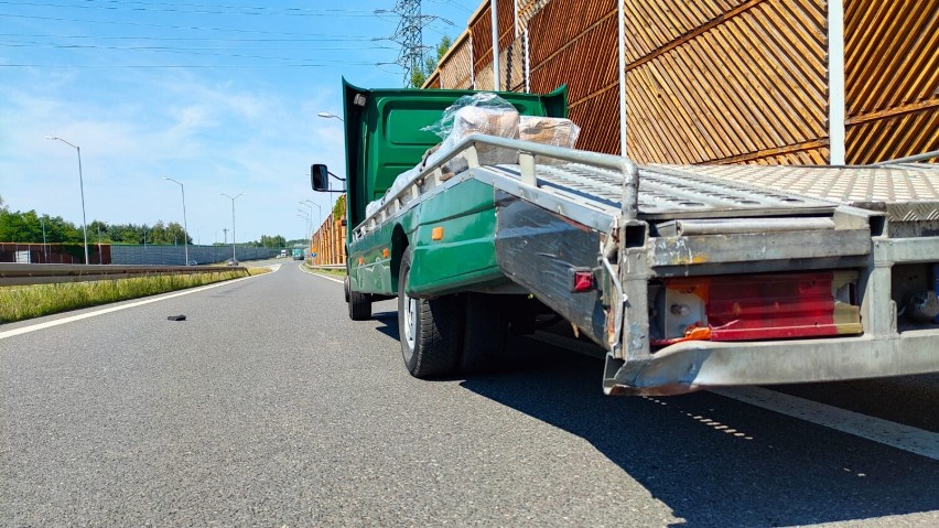 Groźna kolizja na zjeździe na A4 - kobieta przewieziona do szpitala. NA MIEJSCU KARETKA I STRAŻ POŻARNA!