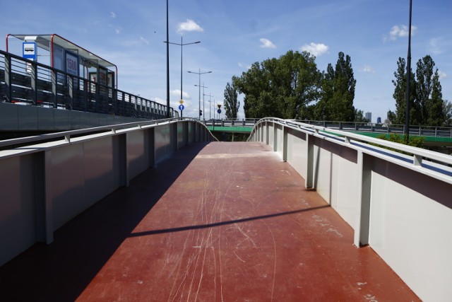 Kładka pieszo-rowerowa pod mostem Łazienkowskim tuż przed otwarciem [ZDJĘCIA]