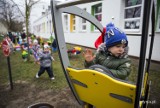 Maluchy z "Koniczynki" na Witominie mają nowy plac zabaw. Walec, kutry, żurawie i niebieski tramwaj przy ulicy Uczniowskiej ZDJĘCIA