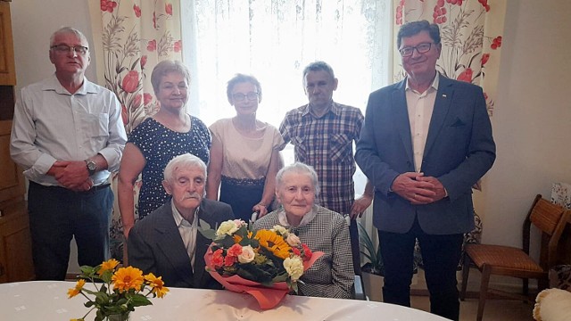 Julia i Władysław Leszczyńscy z Maniowa świętowali Kamienne Gody. W domu jubilatów był wójt gminy Lesław Golba.