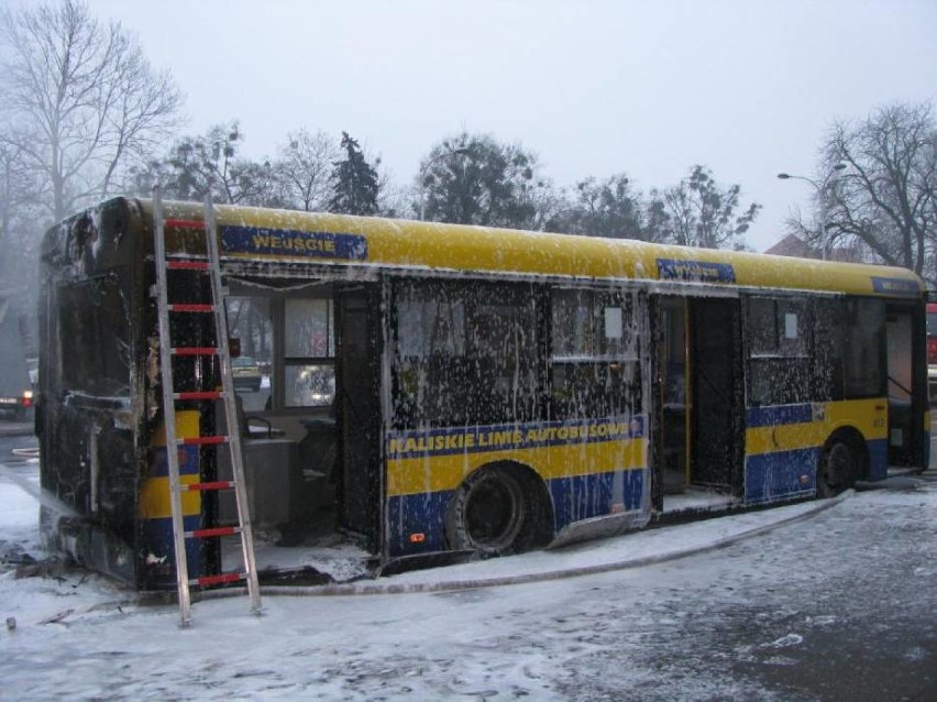 Samozapłon był przyczyną pożaru autobusu, do którego doszło...