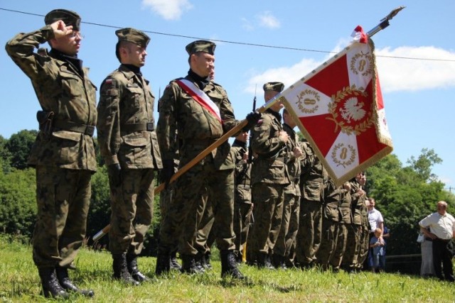 Żołnierze z 8. Bazy Lotnictwa Transportowego Kraków-Balice podczas uroczystości pod pomnikeim ofiar.