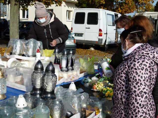 Wszystkich Świętych 2020: Ceny kwiatów i zniczy na targowisku miejskim w Zduńskiej Woli