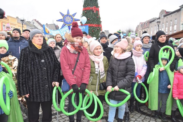 Organizatorami V Orszaku Trzech Króli  trzy nakielskie parafie i cztery szkoły. Bo oprócz nakielskich placówek, tak jak w poprzednich latach, włączyła się także Niepubliczna Szkoła  Podstawowa w Olszewce.  

Jej uczniowie szli na czele orszaku czerwonego, który po mszy św. o godz. 12 wyruszył z kościoła pw. św. Wawrzyńca. Jako pierwsza na rynek dotarła jednak grupa zielona. Z kościoła pw. św. Stanisława mieli najbliżej. Słuchając  kolęd  w wykonaniu chóru czekano chwilę na dotarcie  trzeciego orszaku - niebieskiego - z parafii NMP Królowej Polski. Wtedy rozpoczął się koncert. 

Za trud włożony w przygotowanie wydarzenia dziękował ks. Michał Adamczyk, proboszcz fary. Złożył też obecnym życzenia. Chętni kupić mogli ciasto i wesprzeć w ten sposób akcję zbierania pieniędzy na operację  serca małej Julki. Zmarzniętym serwowano gratis barszcz, kawę i herbatę.