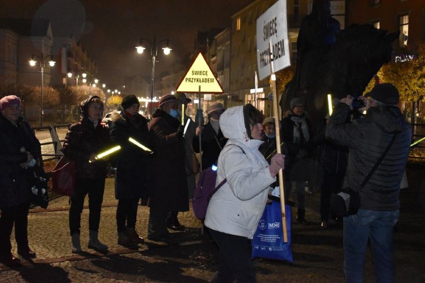 Malbork. Happening „Świecę przykładem. Noszę odblaski" w centrum miasta. Warto wziąć sobie do serca tę zasadę, bo może uratować życie