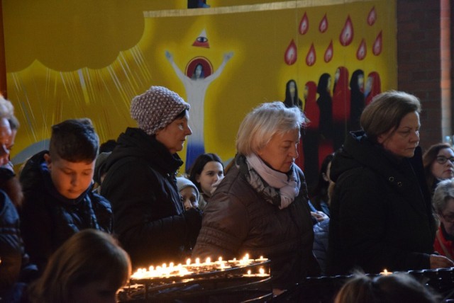 Wielka Sobota w kościele bł. Karoliny w Tychach:  święcenie potraw oraz adoracja krzyża i Grobu Pańskiego