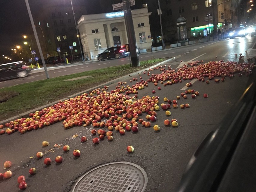 Plac Unii Lubelskiej cały w jabłkach. Nikt nie próbował ich sprzątać. Jabłka wysypali protestujący rolnicy