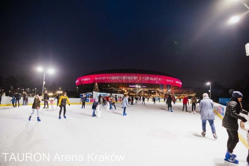 Kraków. Zimowa Arena z lodowiskiem przy hali w Czyżynach otwarta przez cały okres świąteczny [ZDJĘCIA]