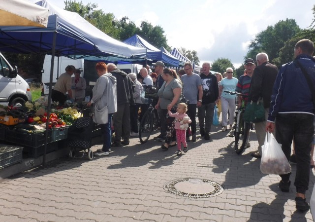 Sprawdziliśmy ceny warzyw i owoców na targowisku Korej w Radomiu. Zobaczcie na kolejnych slajdach.