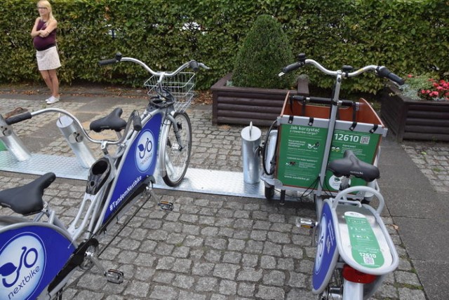 W Zielonej Górze jedna za drugą powstają rowerowe stacje. Docelowo w mieście powstanie ich 36 z możliwością wypożyczenia 360 rowerów. Każda osoba będzie mogła wypożyczyć na swoje konto maksymalnie cztery jednoślady. Pierwsze 20 minut będzie darmowe. Jeśli będziemy chcieli korzystać z roweru dłużej, to od 21 do 60 minuty będzie trzeba dopłacić 2 złote. Kolejna i nastepna godzina będzie kosztować 4 złote. Proste prawda?

Zielonogórski rower miejski. O co chodzi, jak to działa?


Aby jednak można było wypożyczyć te rowery, najpierw wymagana jest rejestracja na stronie zielonogorskirower.pl. Przy rejestracji wymagane będzie uiszczenie opłaty tzw. inicjalnej w wysokości 10 złotych. Następnie otrzymamy kod PIN, który z naszym numerem telefonu umożliwi wypożyczanie roweru. A wypożyczyć można będzie rower standardowy, tandem, cargo i dziecięcy. 

Inne koszty:
- Powiadomienie listowne odnośnie naruszenia Regulaminu - 10 zł
- Zwrot roweru w innym miejscu niż jedna ze stacji, w strefie użytkowania - 180 zł
- Opłata za przekroczenie 12 godzin wypożyczenia - 200 zł
- Zwrot roweru poza strefą użytkowania - 500 zł

Kary
- Kradzież, utrata lub zniszczenie roweru standardowego - 2000 zł
- Kradzież, utrata lub zniszczenie roweru typu tandem - 7000 zł
- Kradzież, utrata lub zniszczenie roweru typu cargo - 7000 zł
- Kradzież, utrata lub zniszczenie roweru dziecięcego - 1900 zł

Jako, że do wypożyczenia roweru niezbędna będzie rejestracja w systemie firmy Nextbike, jednoślady w Poznaniu, Wrocławiu, Berlinie i 25 innych miastach, gdzie prowadzi ona swoje wypożyczalnie również będziemy mogli wypożyczyć bez dodatkowej rejestracji. Oczywiście osoby, które już korzystały z tego systemu nie muszą robić tego ponownie. 

Wypożyczalnia rowerów zacznie działać około 20-21 sierpnia 2018. Czynna będzie do listopada, a potem od marca. Rowery można będzie wypożyczać 24  godziny na dobę.

POLECAMY RÓWNIEŻ PAŃSTWA UWADZE:
Jaki kupić niedrogo dobry rower? [PORADNIK/CENY]

28. Uphill Race Śnieżka. Ok. 350 zawodników w wyścigu na szczyt Śnieżki. To trzeba zobaczyć! [FILM Z WYŚCIGU]

Twój rower tego nie ma? Dostaniesz mandat!

