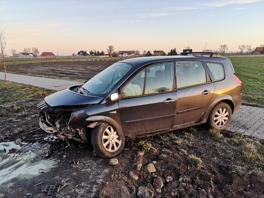 LUTOGNIEW: Cztery osoby poszkodowane i rozbity samochód na trasie do Kobylina [ZDJĘCIA]