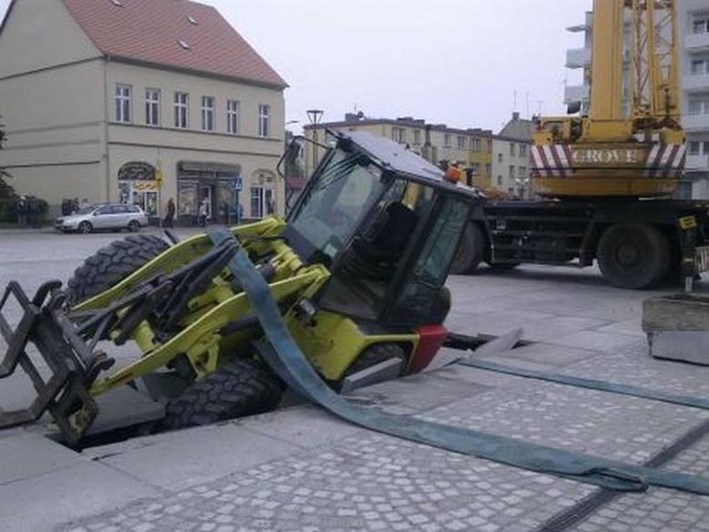 Mieszkańcy Międzyrzecza cieszą się z budowy nowej fontanny na Rynku, ale przy okazji przypominają zdarzenie ze Skwierzyny. Tam fontannę zniszczyła ciężka ładowarka.