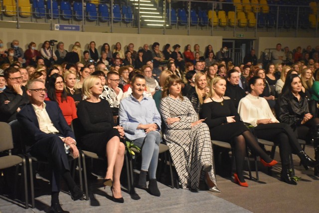 Podczas koncertów z okazji Dnia Kobiet każdego roku na scenie pojawiają się znani polscy artyści. W poprzednich latach byli to m.in. Izabela Trojanowska, Irena Santor, Hanna Banaszak, Sławek Uniatowski czy zespół VOX.