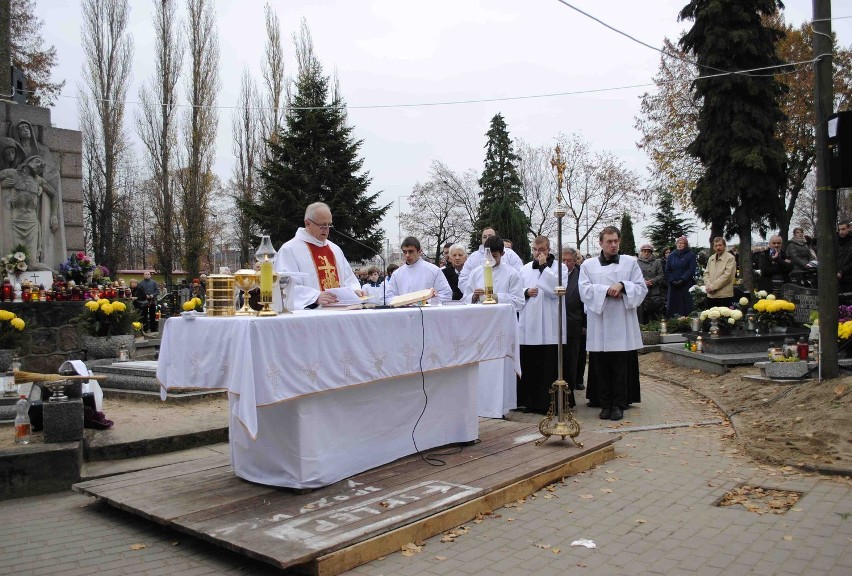 Święto Wszystkich Świętych w Tczewie - tczewianie uczestniczyli w nabożeństwach na cmentarzach