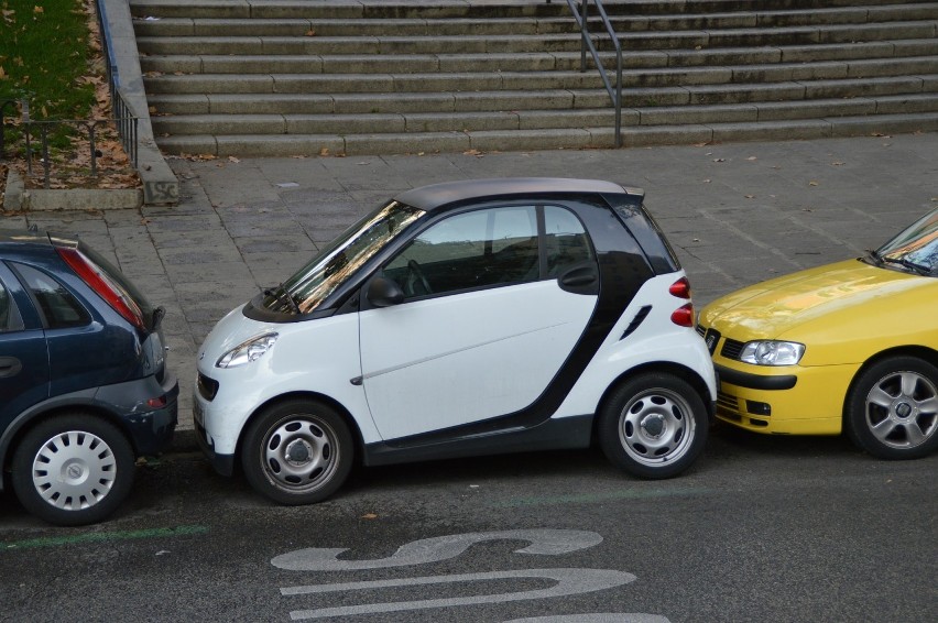 Janusze parkowania - najbardziej wkurzające sytuacje na parkingu. Tak parkują tylko "miszczowie"!