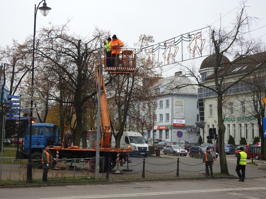 W mieście pojawiają się już pierwsze świąteczne ozdoby....