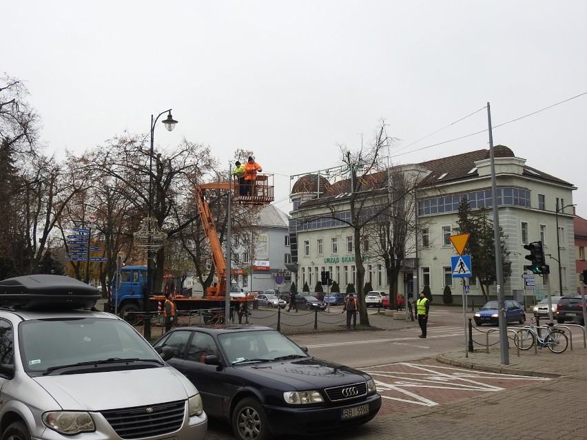 W mieście pojawiają się już pierwsze świąteczne ozdoby....