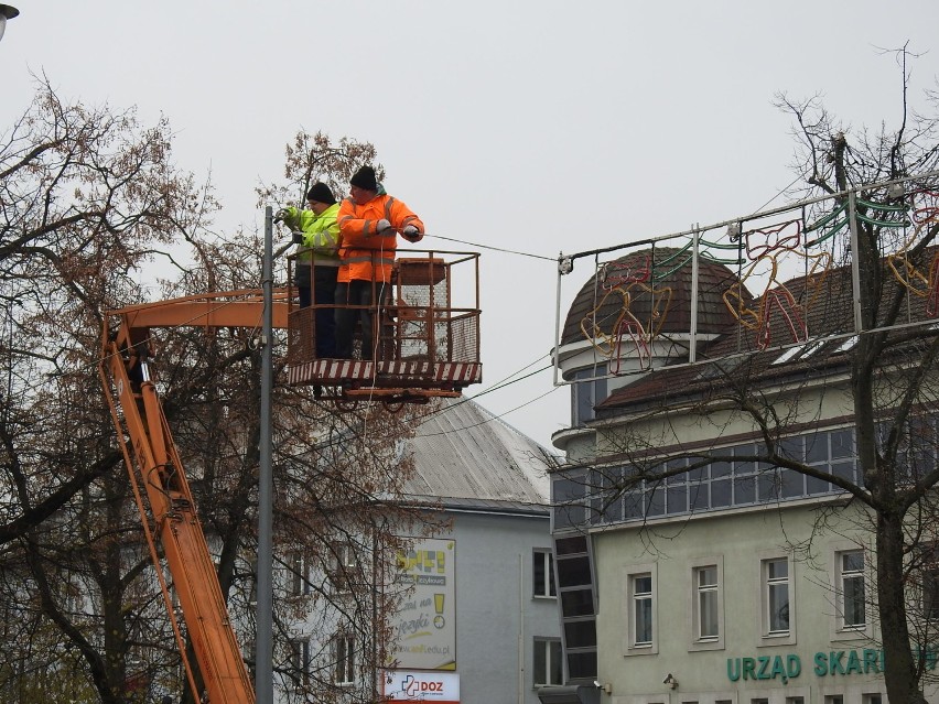 W mieście pojawiają się już pierwsze świąteczne ozdoby....