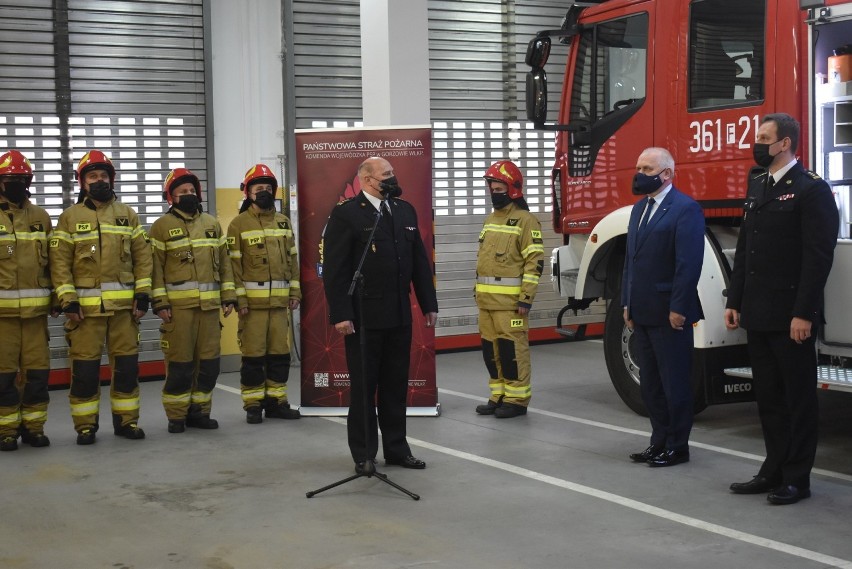 Przekazanie wozu strażackiego w Komendzie Powiatowej...