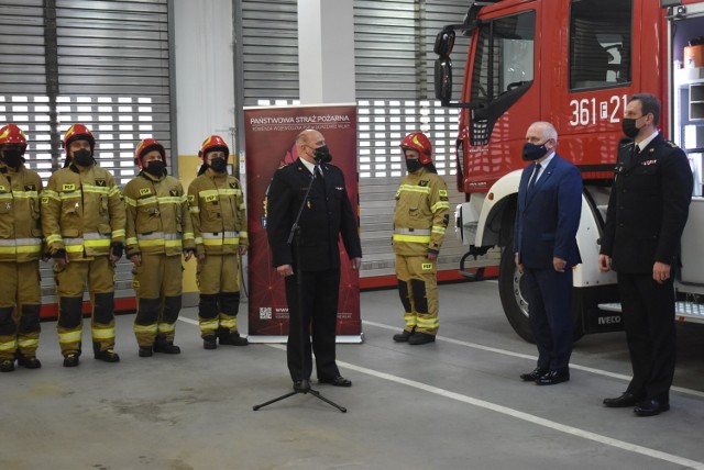 Przekazanie wozu strażackiego w Komendzie Powiatowej Państwowej Straży Pożarnej w Krośnie Odrzańskim.