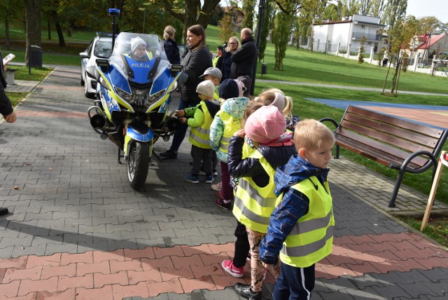 Piknik „Przegoń cienie, przegoń blaski, bądź bezpieczny noś odblaski”  cieszył się dużym zainteresowaniem dzieci