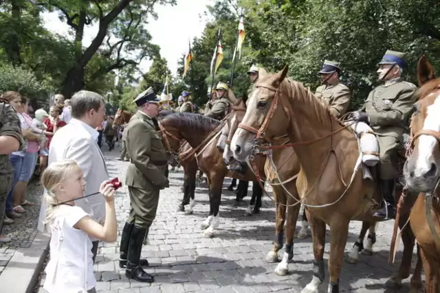 Na 11.30 zaplanowany jest przemarsz pododdziałów 10. Opolskiej Brygady Logistycznej oraz Ochotniczego Szwadronu Kawalerii Ziemi Opolskiej na Plac Wolności.