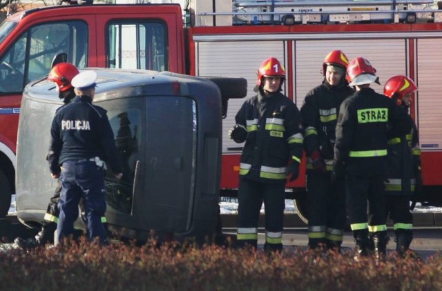 W piątek po południu doszło do zderzenia dwóch aut na rondzie Westerplatte w Kaliszu. Jeden z pojazdów przewrócił się na bok. Kierującą nim kobietę uwolnili wezwani na miejsce strażacy.

WIĘCEJ: Zderzenie aut na rondzie Westerplatte w Kaliszu