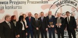 Docenieni za przestrzeganie przepisów prawa pracy. Ze statuetką Dom Pomocy Społecznej w Foluszu