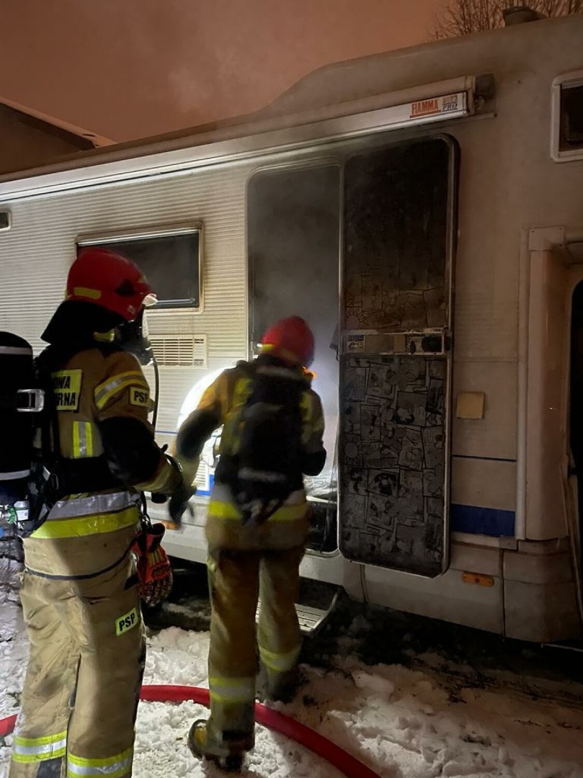 Pożar kampera przy ul. Kościuszki w Dąbrowie Tarnowskiej. Dzięki natychmiastowej reakcji straży pożarnej, szybko opanowano ogień
