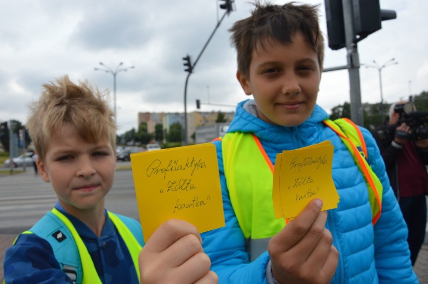 Akcja policji w Piotrkowie: dzieci wręczały "żółte kartki"...