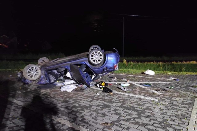 Wypadek na ul. Pszczyńskiej w Woli. Młodzi mężczyźni dachowali i wpadli do rowu. Kierowca był pijany.
