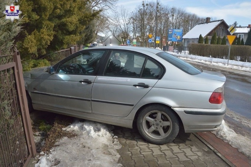 Wypadek w Zwierzyńcu: BMW wjechało na chodnik. Ranna została 3-letnia dziewczynka i jej babcia. Kierowca był trzeźwy