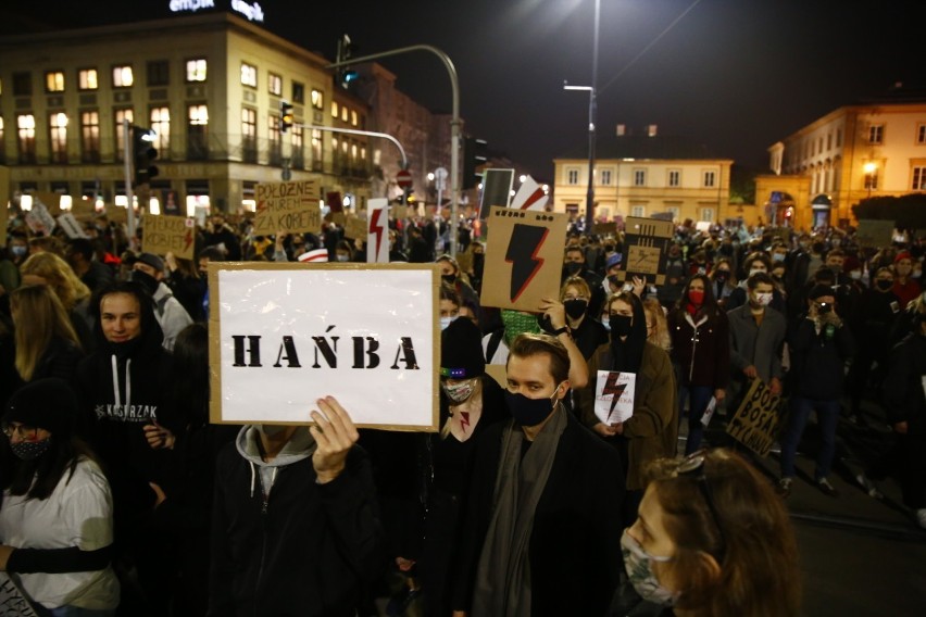 Protesty w Warszawie. Dzisiaj na ulice wyjdą Strajk Kobiet, przedsiębiorcy i antyfaszyści. Centrum miasta będzie zablokowane