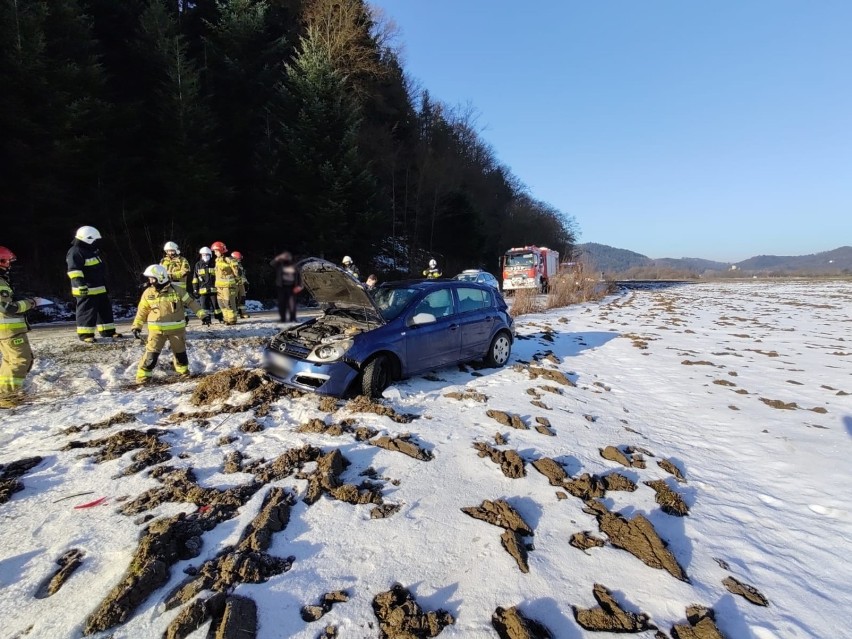 Trudno było jechać krajówką przez Witowice. Jedno auto na barierkach drugie w polu