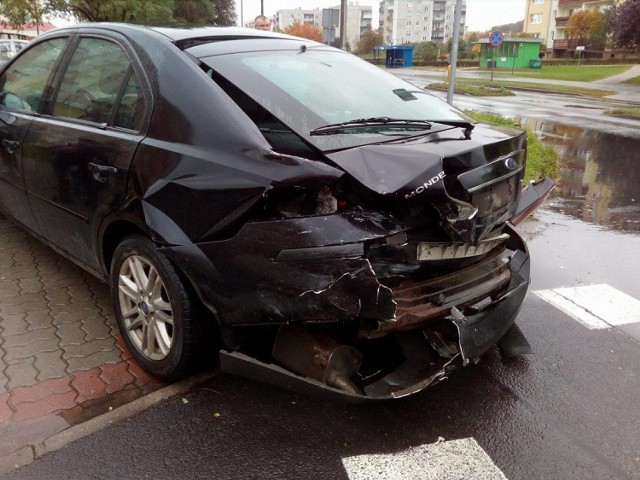 Krótko po godzinie 13 w Fordonie doszło do wypadku. Na skrzyżowaniu Twardzickiego i Kleina zderzyły się trzy samochody - skoda octavia, ford mondeo i volkswagen golf. Dwie osoby zostały przewiezione do szpitala. Ze wstępnych ustaleń policji wynika, że winna jest kierująca fordem, która skręcając w lewo z Twardzickiego w Kleina nie ustąpiła pierwszeństwa jadącemu prawidłowo kierowcy skody.