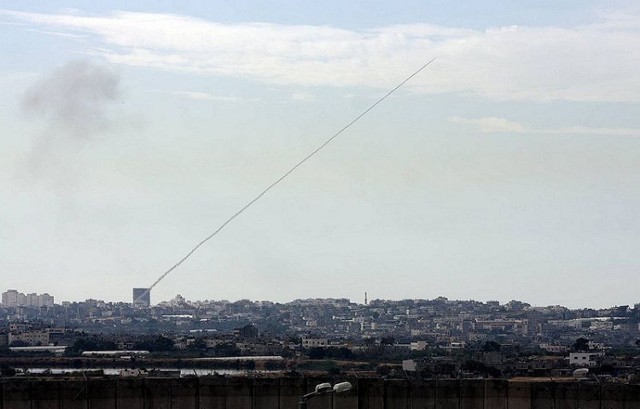 Rakieta wystrzeliwana ze Strefy Gazy. W ostatnim miesiącu izraelskie miasta kilka razy stawały się celem podobnych ostrzałów bojówek Hamasu.