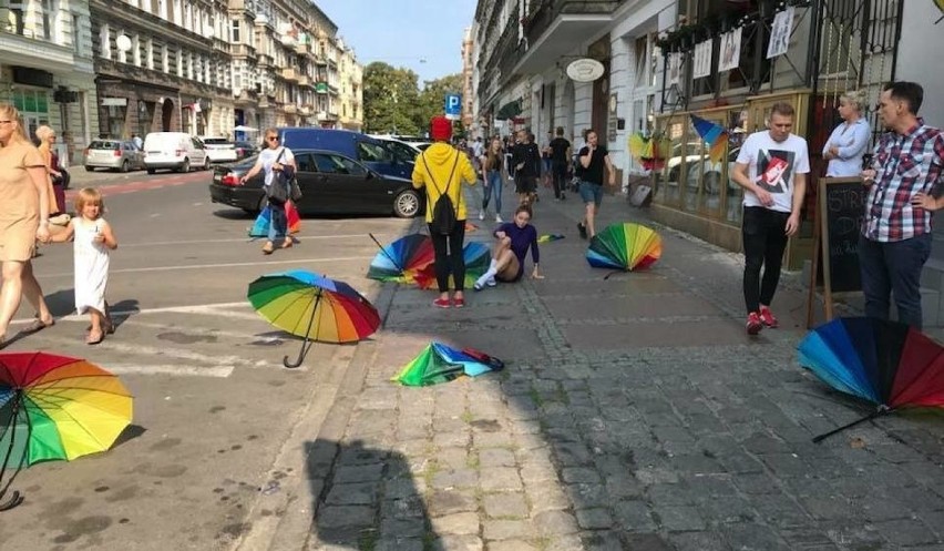 Zniszczył tęczowe parasolki w centrum Szczecina. Usłyszał zarzuty