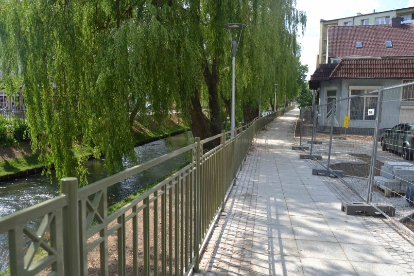 Bulwar nad rzeką Łebą w Lęborku. Będzie herb miasta